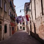 Venezia Biennale Bianco & Rosso